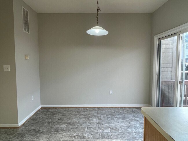 Building Photo - UPDATED TOWNHOUSE IN FREDERICKSBURG - CLOS...