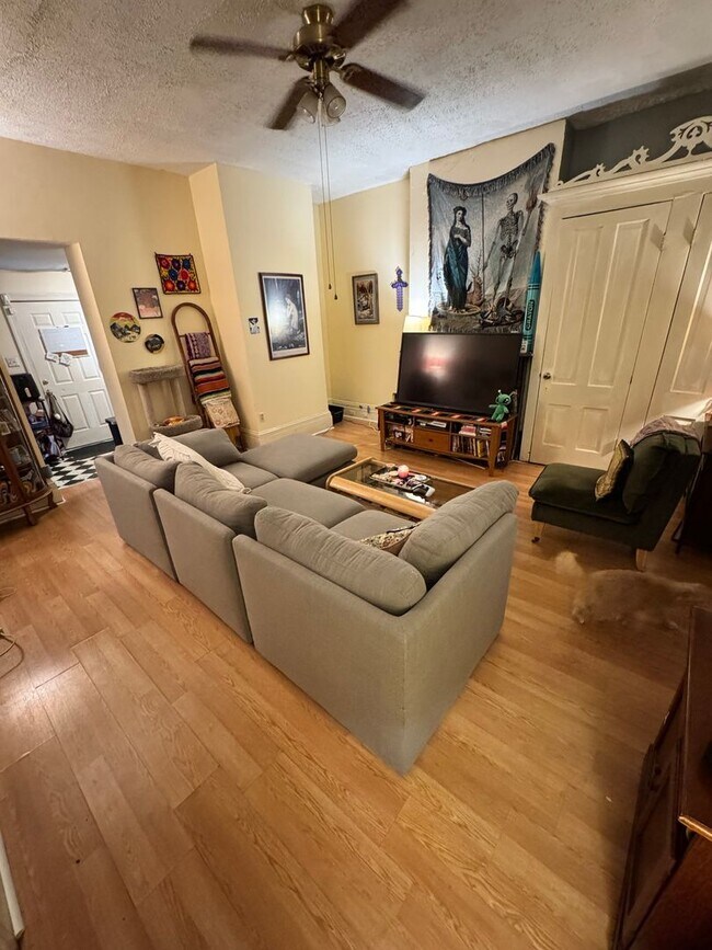 Building Photo - Spacious 3 bed 1 bath Near VCU, own laundry, deck, parking, porch