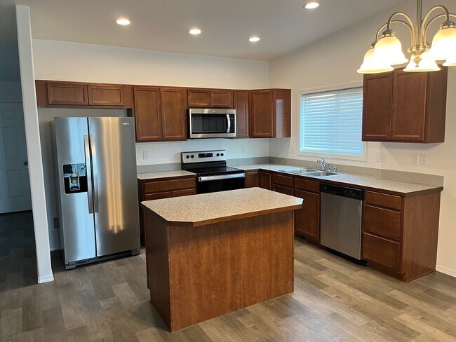 Building Photo - 4 Bedroom Home in Park Orchard Neighborhood