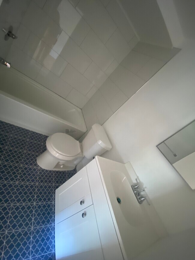 Building Photo - 1630 N Pontiac Trl