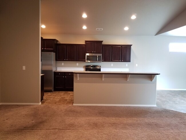 Building Photo - Single level home with 4 bedrooms and open floor plan UNFURNISHED