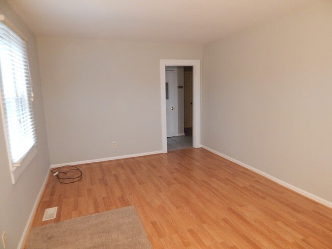 Building Photo - Lower Level, 1 Bedroom Apartment Near Johnnie Mercer's Pier, Includes Utilities and Off Street Pa...