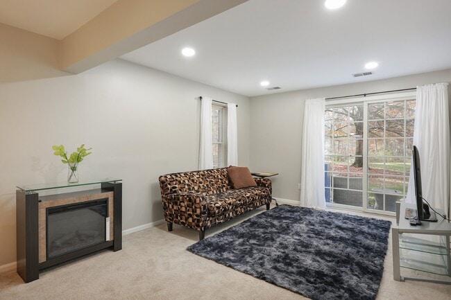 Building Photo - 91 Jamestown Rd