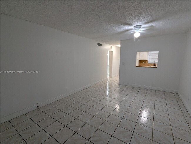Building Photo - 609 S State Rd 7