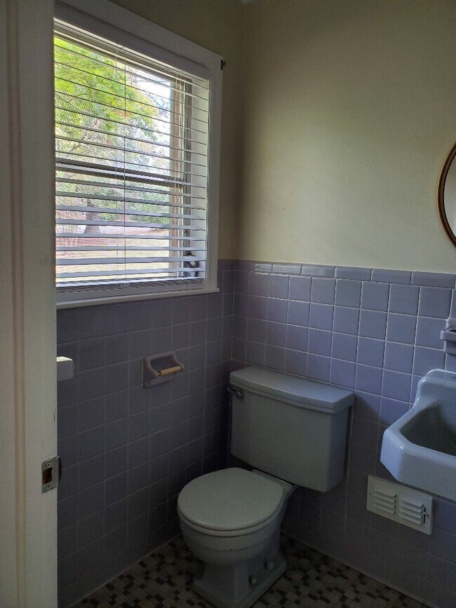 Building Photo - Newly Remodeled Mid Century Style Home!!