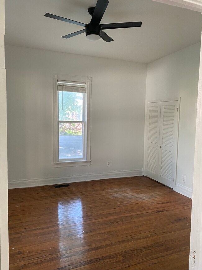 Building Photo - 318 Maple St