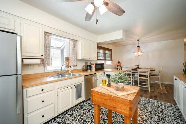 Building Photo - 23712 W Main St