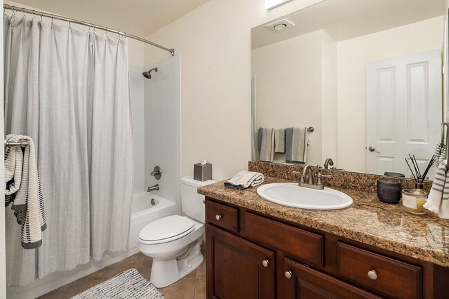 Building Photo - Top Floor Condo with Skyline Views in Merc...