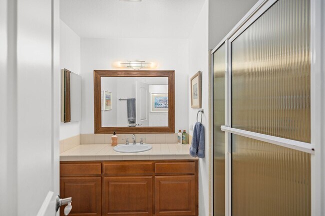 Building Photo - Luxurious 2 Bedroom, 2 Bathroom Condo for Rent