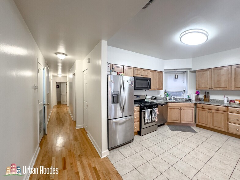 Building Photo - 6711 N Sheridan Rd