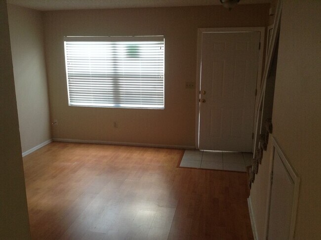 Building Photo - Great 2 Bed/ 1.5 Bath Very Close to UCF!