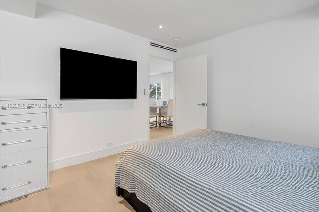 Building Photo - 325 Ocean Dr