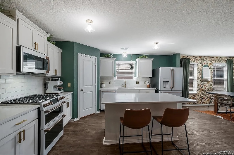 Primary Photo - 10019 Bur Sedge