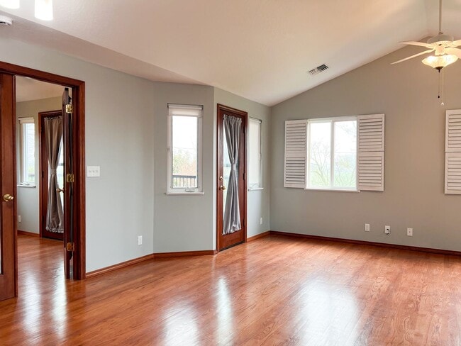 Building Photo - 4BD/2BA SUBURBAN HOME IN COBURG