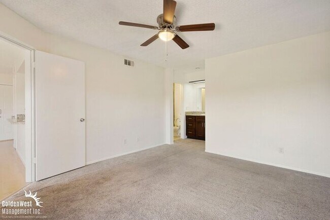 Building Photo - Beautiful 2Bda 2Ba Condo with Fireplace in Scottsdale!