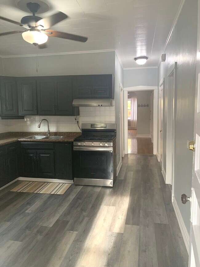 Building Photo - 3013 N Hamlin Ave