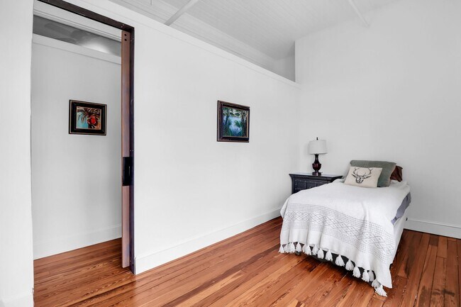 Building Photo - Stunning Corner Loft in the Heart of Historic Downtown Savannah