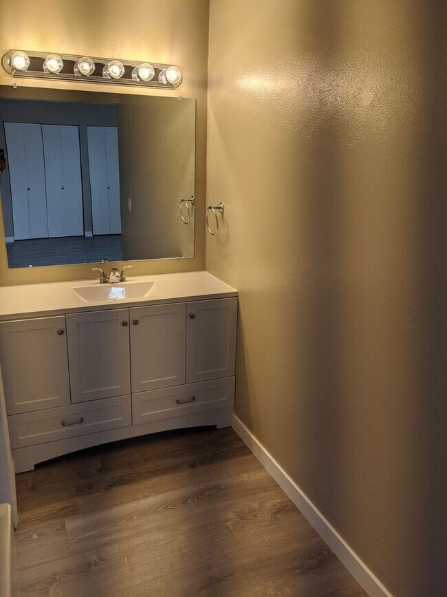 Building Photo - Mountain View 2 Bed 2 Bath 2 Balconies Top Floor Condo-Tons of Amenities