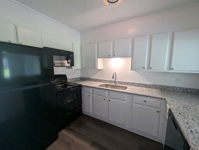Building Photo - Newly Remodeled 2/1.5 Townhouse in Newport!