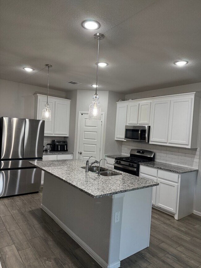 Building Photo - Spacious 5BR House in Pilot Point