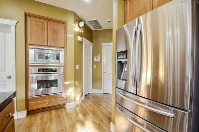 Building Photo - Elegant 4BR Murray Franklin Home in Fernwood Hills | EV Charger | Northshore Schools