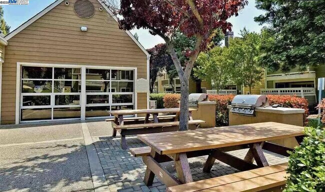 Building Photo - 140 Reflections Dr