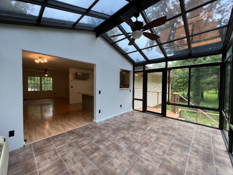 Building Photo - 1755 Fountainbleu Dr