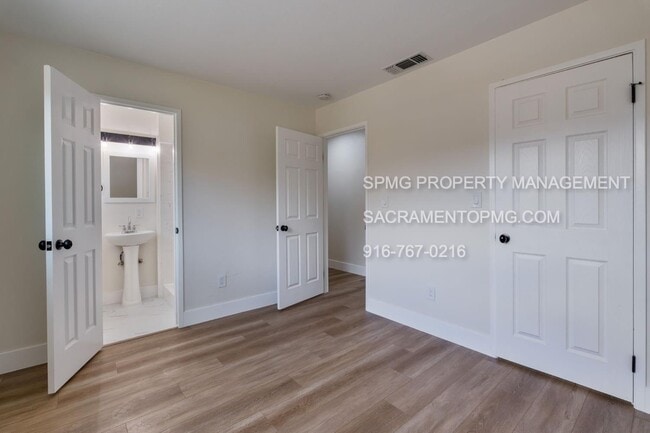 Building Photo - 8225 Zenith Dr