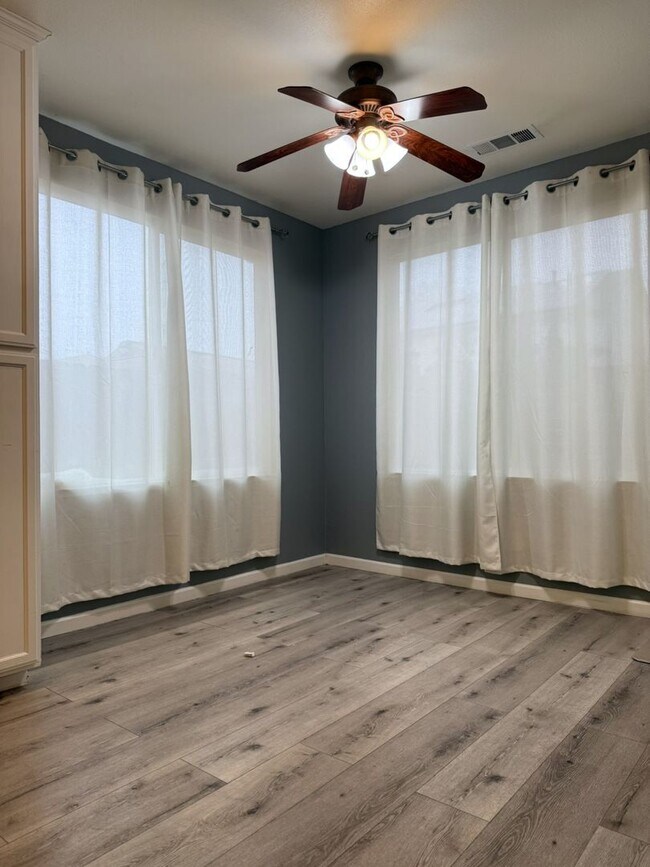 Building Photo - Polished and Chic 4/2 Available NOW!!