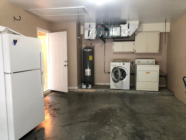 Building Photo - 2 Bedroom 2 bath duplex. 1 car garage and ...