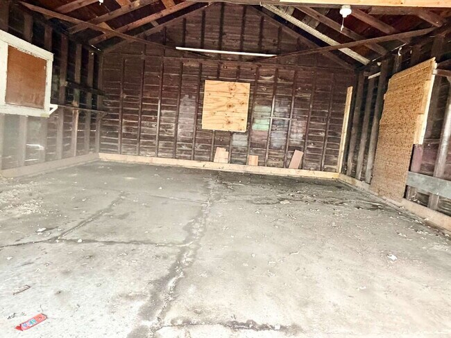 Building Photo - 3 Bedroom with a bonus room, 1 Bath Available!