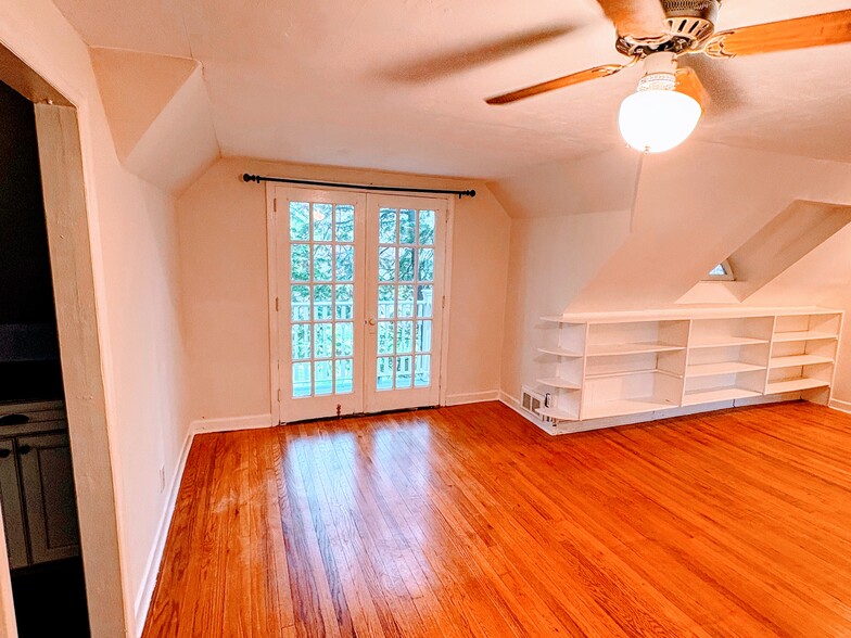 Dining Nook - 207 Holly St