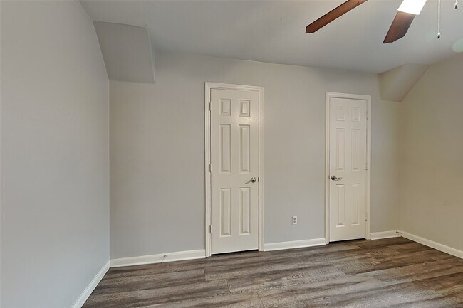 Building Photo - 10931 S Falls Terrace