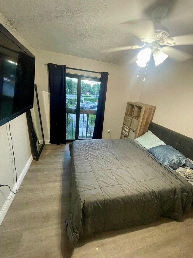 Building Photo - 4000 Del Rio Way