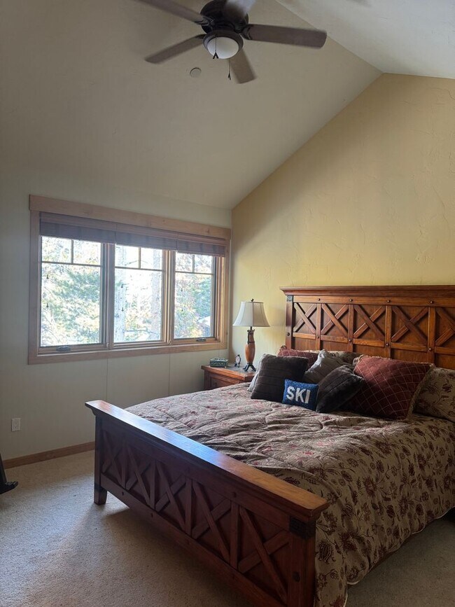 Building Photo - Luxury Fully Furnished 4BD/4BA Mountain Retreat with Hot Tub & Garage – Woodwinds #34, Mammoth Lakes
