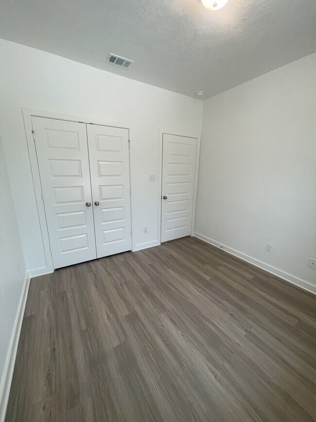 Building Photo - 1612 W 5th St