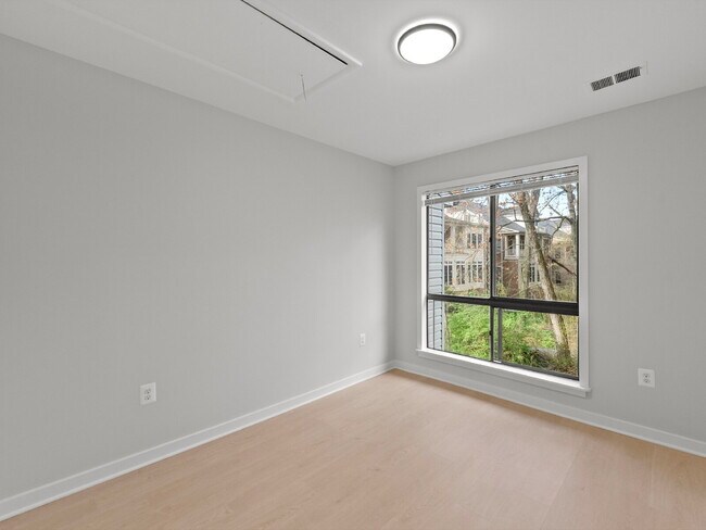 Building Photo - "Spacious 5-Bed Haven on Cedarest Rd – Where Comfort Meets Convenience in Fairfax!"