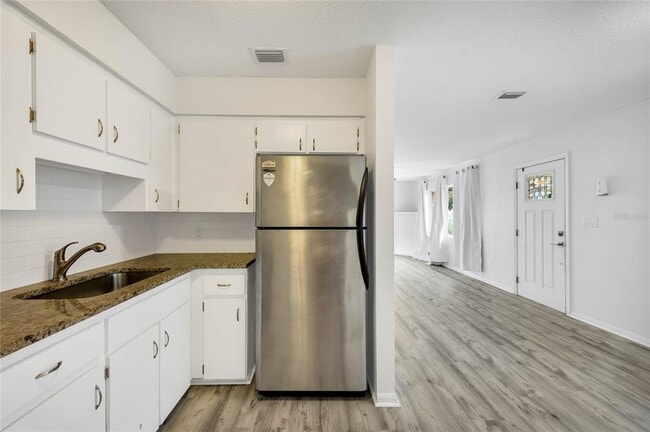 Building Photo - 4130 Lake Saunders Dr