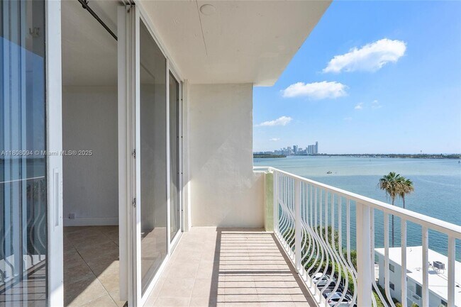 Building Photo - 10350 W Bay Harbor Dr