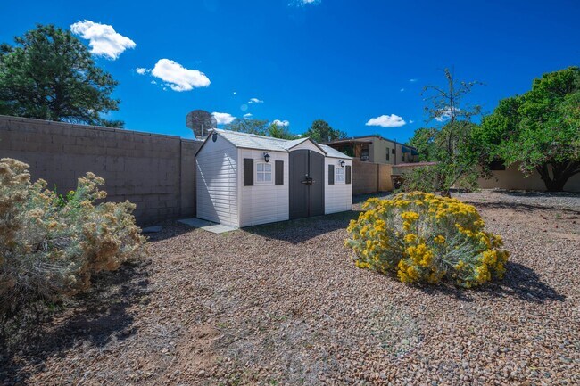 Building Photo - Vibrant Home Off Rodeo Rd.