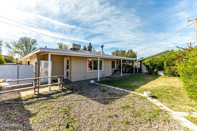 Building Photo - 3930 E Oak St