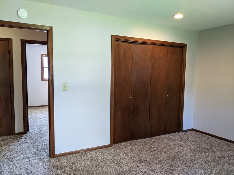 Building Photo - 303 N 6th St