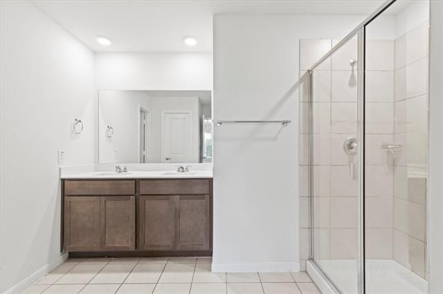 Building Photo - 704 Range Dr