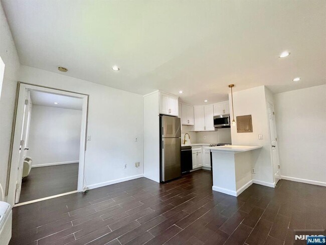 Building Photo - 9 Vreeland Ave