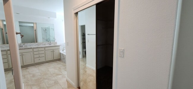 Building Photo - Beautiful 4 Bedroom Home in Elk Grove