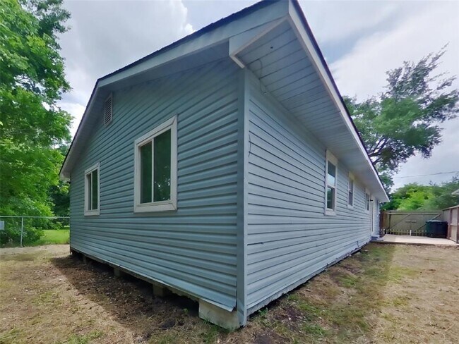 Building Photo - 4501 Clover St