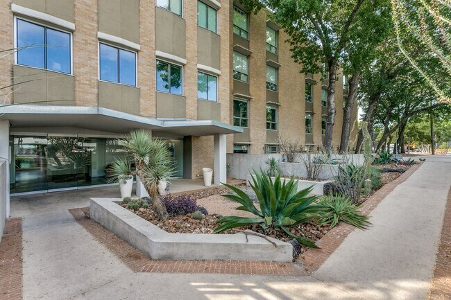Building Photo - FANTASTIC 2-BEDROOM KING WILLIAM CONDOMINIUM