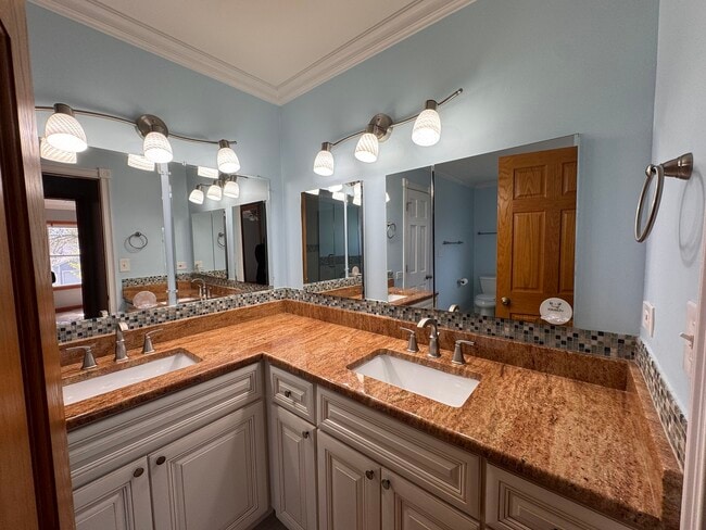 Building Photo - 1661 Estate Cir