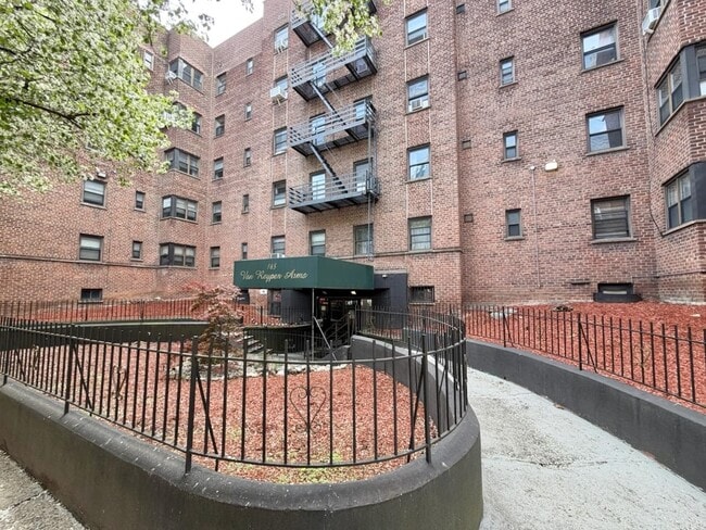 Building Photo - 165 Vroom St