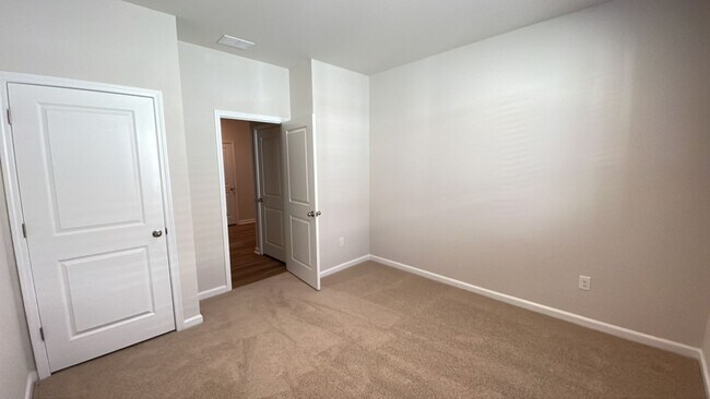 Building Photo - New build 4 bedroom house in Market Commons